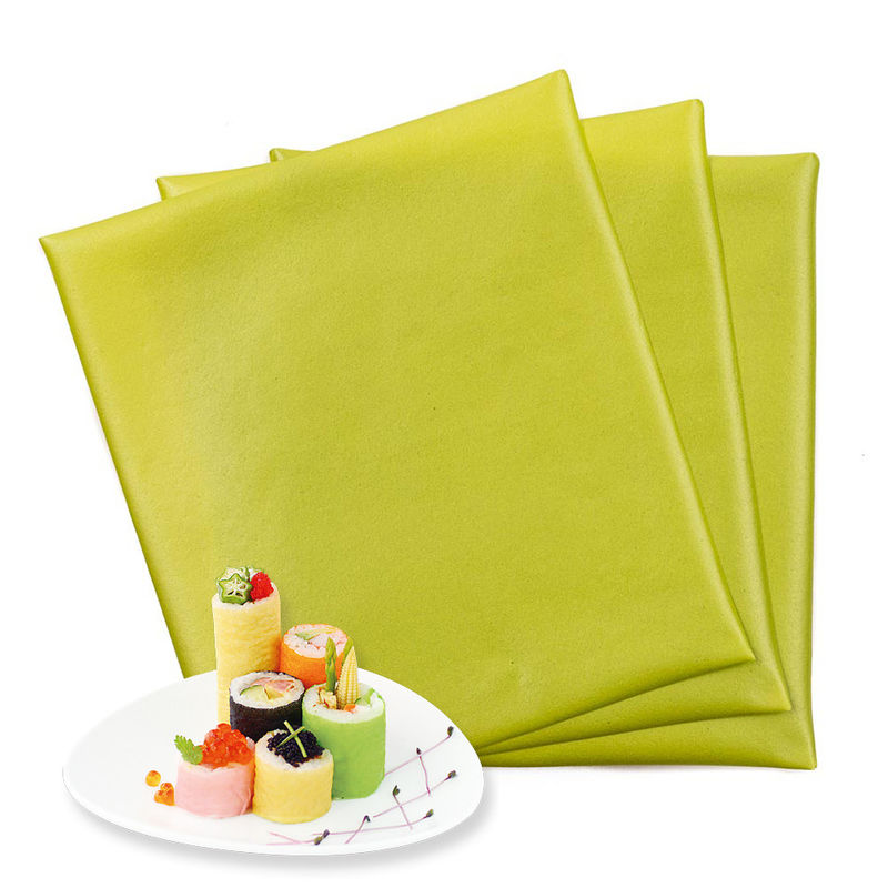 Des feuilles de maménori colorées Orange, jaune, vert, rose, feuilles de crêpe de soja pour le sushi roulant