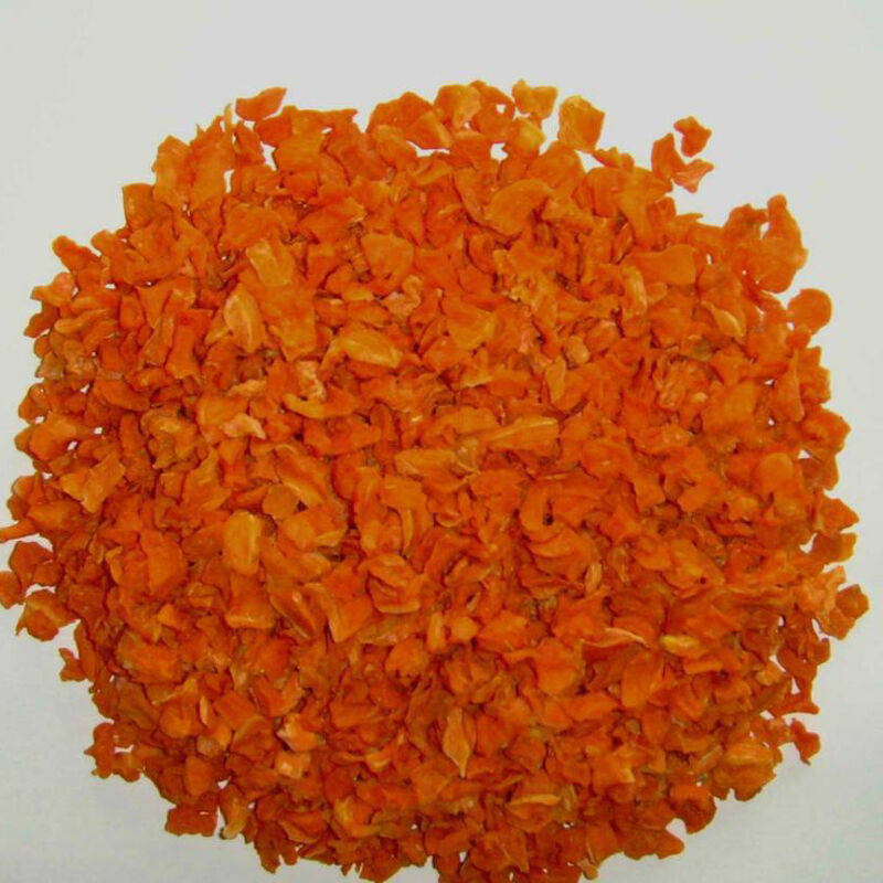 Chips de carotte séchées de 10x10x3 mm avec une humidité maximale de 7% et une couleur rouge orange pour des collations saines