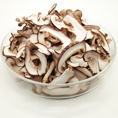 Brown foncé a séché la nutrition élevée découpée en tranches de champignons de shiitaké