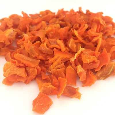 Snack sain Des flocons de carottes séchées en coupe croisée, chargés en vitamine C
