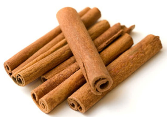 Épices noires séchées à la cannelle épicée