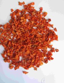 La carotte crue déshydratée ébrèche la couleur saine d'orange de paquet de carton de puces de carotte