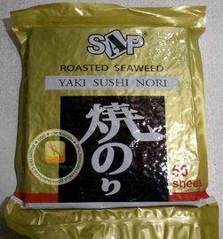 Les feuilles d'algue de Nori de sushi de Yaki ont rôti la couleur vert-foncé de puces chevronnées d'algue